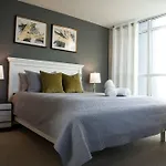 Modern Downtown Condo Free Parking Pool Balcony Walk To Lake
