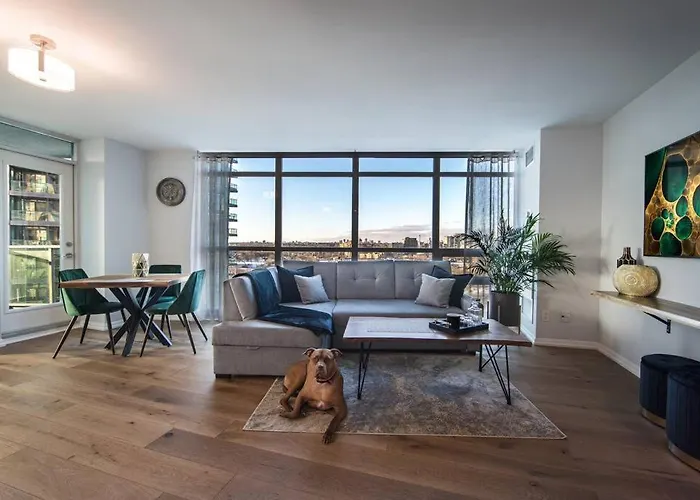 Modern Downtown Condo Free Parking Pool Balcony Walk To Lake