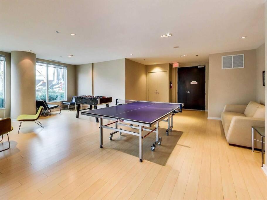 Apartment Modern Downtown Condo Free Parking Pool Balcony Walk To Lake *