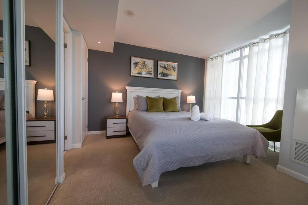 Modern Downtown Condo Free Parking Pool Balcony Walk To Lake *