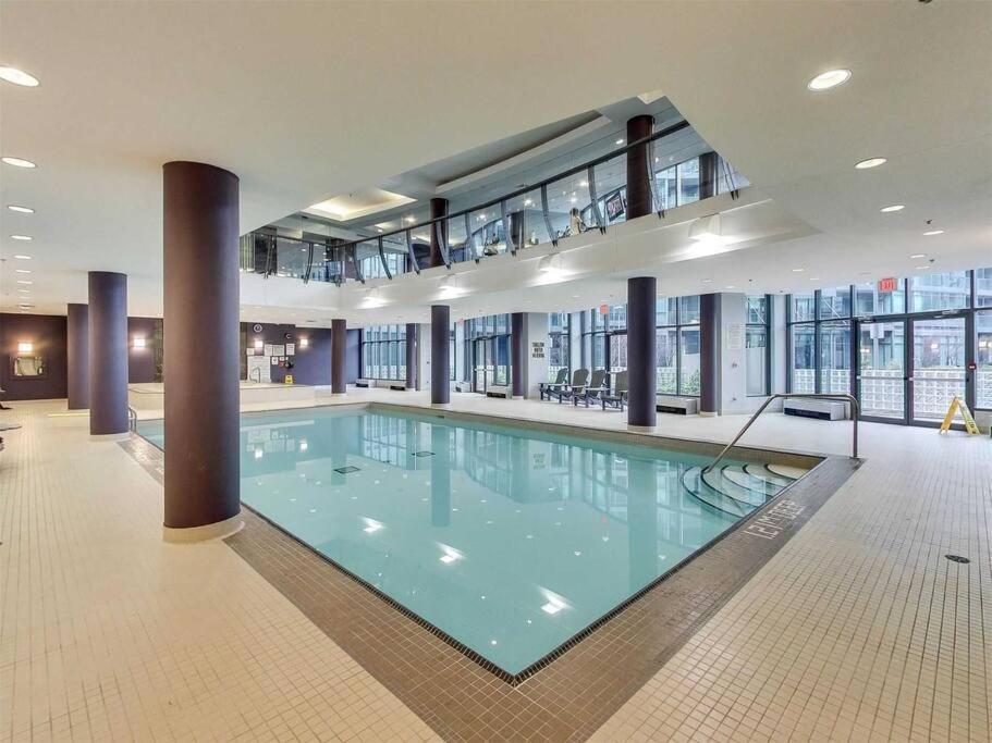 Modern Downtown Condo Free Parking Pool Balcony Walk To Lake * Toronto