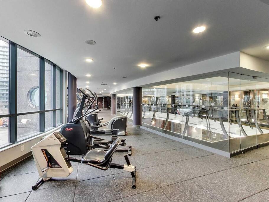 Modern Downtown Condo Free Parking Pool Balcony Walk To Lake
