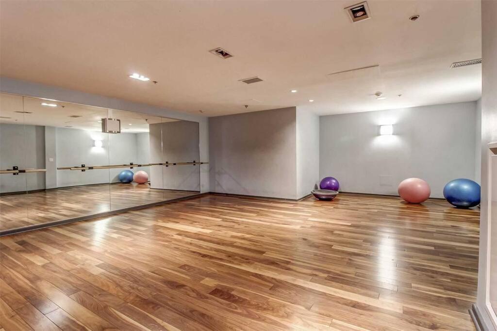 Modern Downtown Condo Free Parking Pool Balcony Walk To Lake *