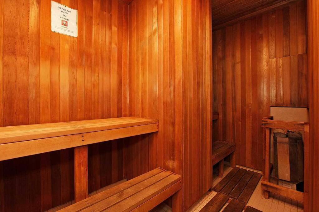 Modern Downtown Condo Free Parking Pool Balcony Walk To Lake