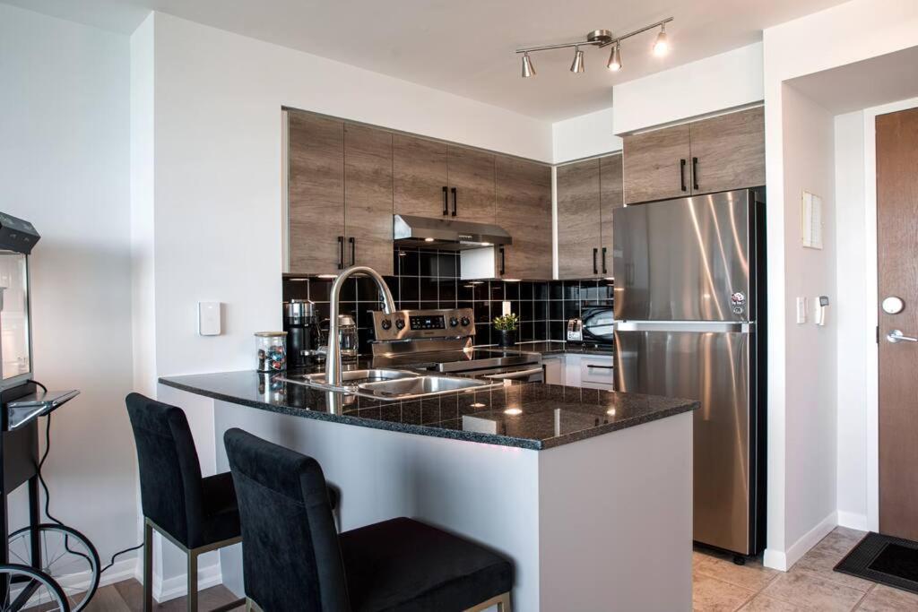 Apartment Modern Downtown Condo Free Parking Pool Balcony Walk To Lake *