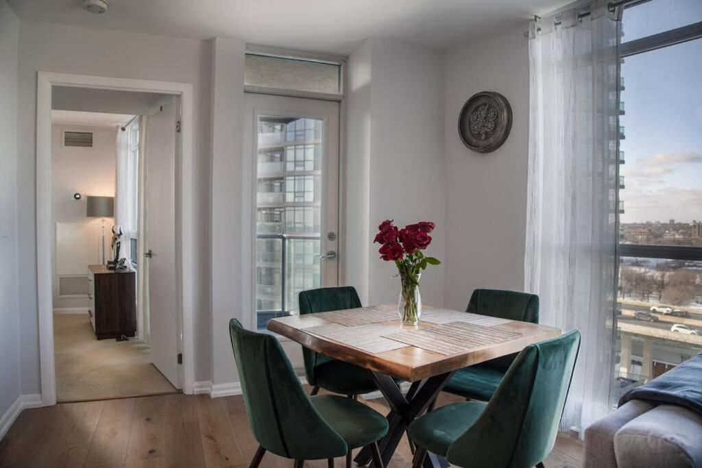 Modern Downtown Condo Free Parking Pool Balcony Walk To Lake Apartment Toronto