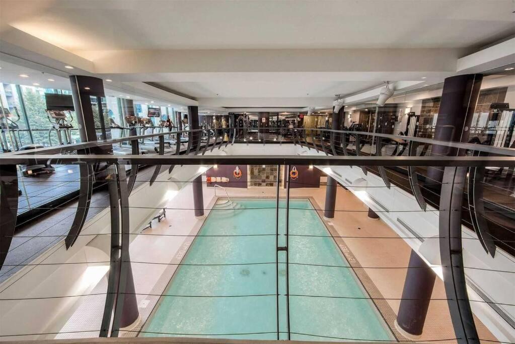 Apartment Modern Downtown Condo Free Parking Pool Balcony Walk To Lake Toronto
